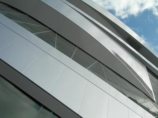 铝单板作为一种新型建筑装饰材料,在建筑设计以及外墙装修方面展现出
